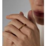 Minimalist Geometric Gold Color Ring - Stainless Steel Metallic Texture, Chic Finger Jewelry for Women (Joyería de Acero Inoxidable Mujer)