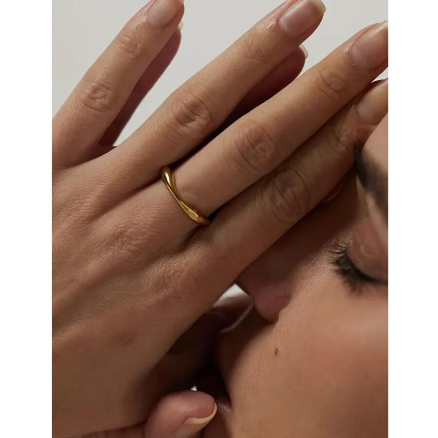 Minimalist Geometric Gold Color Ring - Stainless Steel Metallic Texture, Chic Finger Jewelry for Women (Joyería de Acero Inoxidable Mujer)