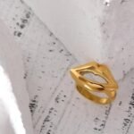 Luscious Lips - New Stainless Steel Lips Ring with Statement Golden Metal Texture, Rope Design, Waterproof Jewelry, a Unique bague acier inoxydable Gift