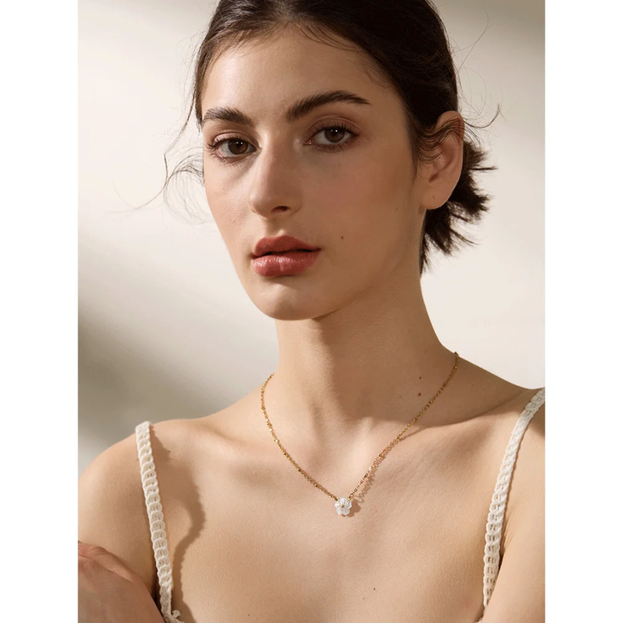 Floral Elegance - Chic Fashion Natural Shell Flower Pendant Necklace, a Gift of Exquisite Stainless Steel Chain in Gold Color, Premium Jewelry Bijoux