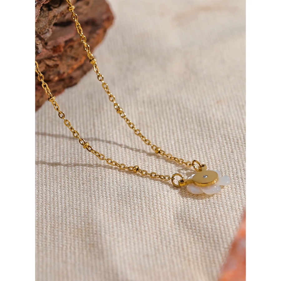 Floral Elegance - Chic Fashion Natural Shell Flower Pendant Necklace, a Gift of Exquisite Stainless Steel Chain in Gold Color, Premium Jewelry Bijoux