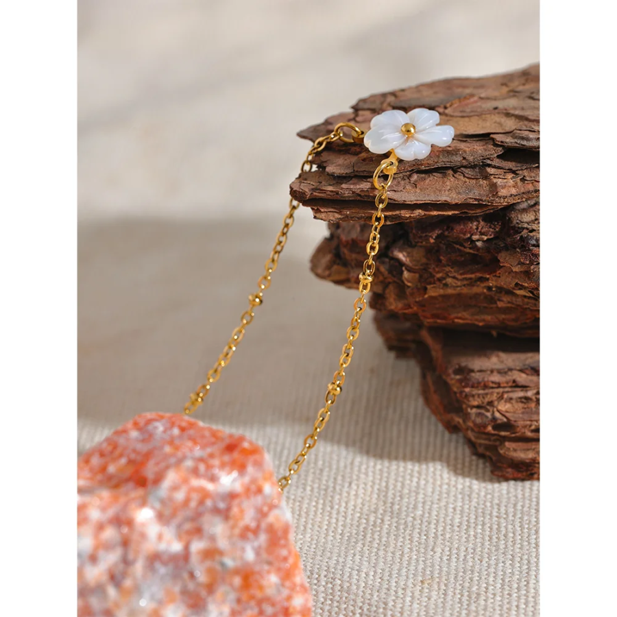 Floral Elegance - Chic Fashion Natural Shell Flower Pendant Necklace, a Gift of Exquisite Stainless Steel Chain in Gold Color, Premium Jewelry Bijoux