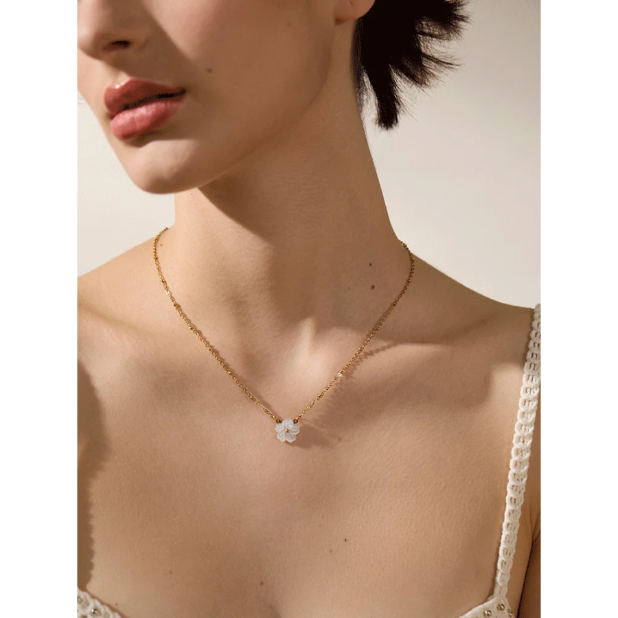 Floral Elegance - Chic Fashion Natural Shell Flower Pendant Necklace, a Gift of Exquisite Stainless Steel Chain in Gold Color, Premium Jewelry Bijoux